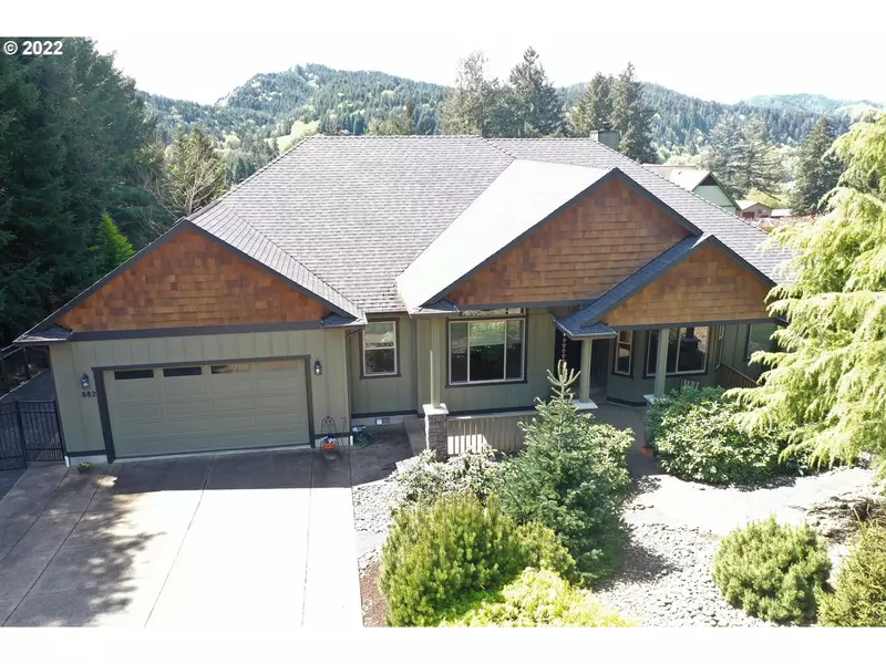 882 C ST, Elkton, OR 97436