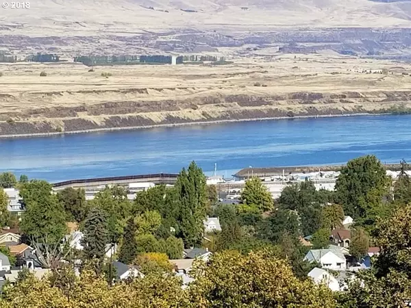 The Dalles, OR 97058,319 E SCENIC DR