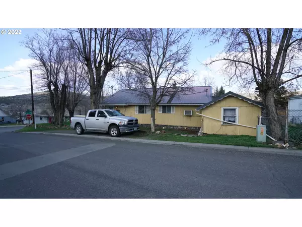 101 SE HILLCREST RD, John Day, OR 97845