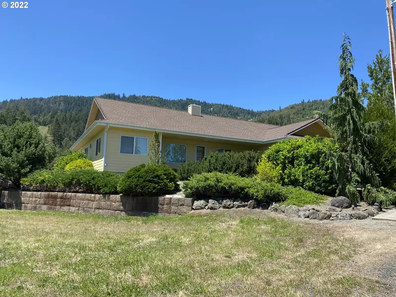 401 NE SPRING VIEW DR, Myrtle Creek, OR 97457