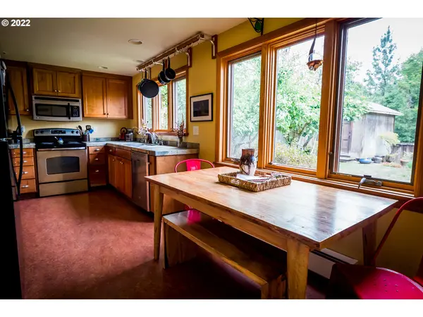 1237 E 25TH AVE, Eugene, OR 97403