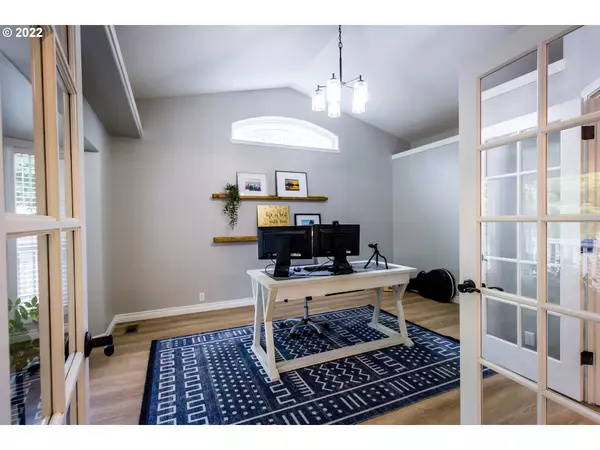 Eugene, OR 97404,157 REDROCK WAY