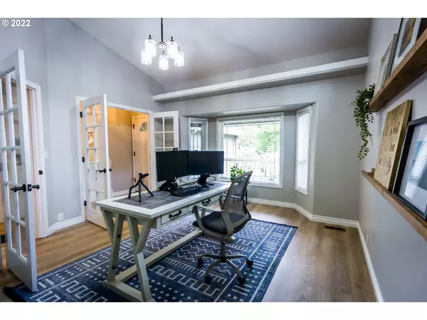 Eugene, OR 97404,157 REDROCK WAY