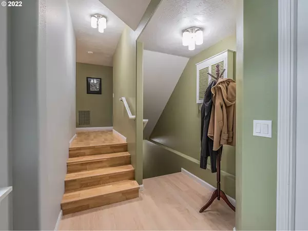 Eugene, OR 97405,3816 COLONY OAKS DR