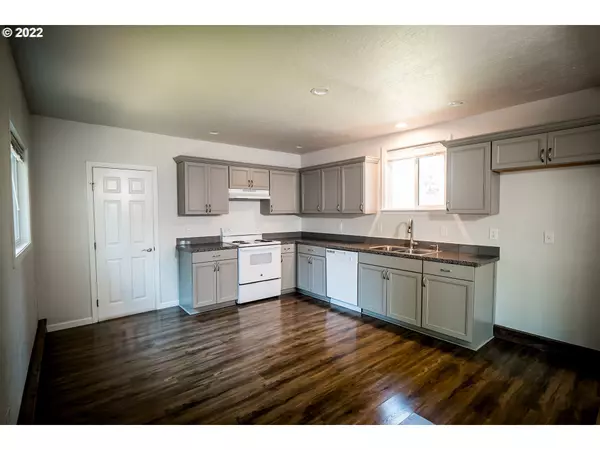 Cottage Grove, OR 97424,320 N 16TH AVE