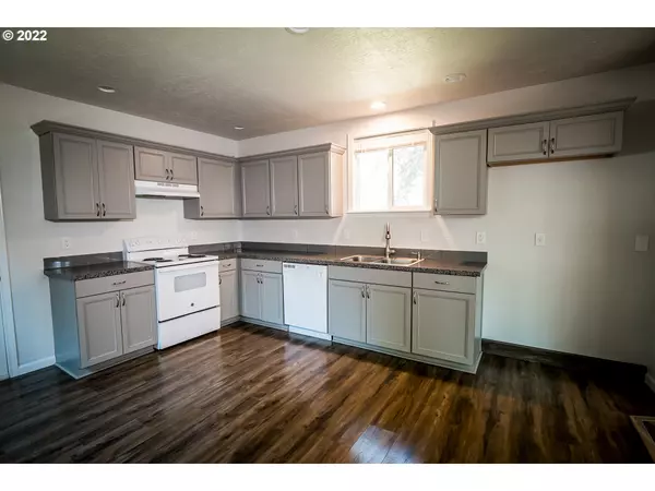 Cottage Grove, OR 97424,320 N 16TH AVE