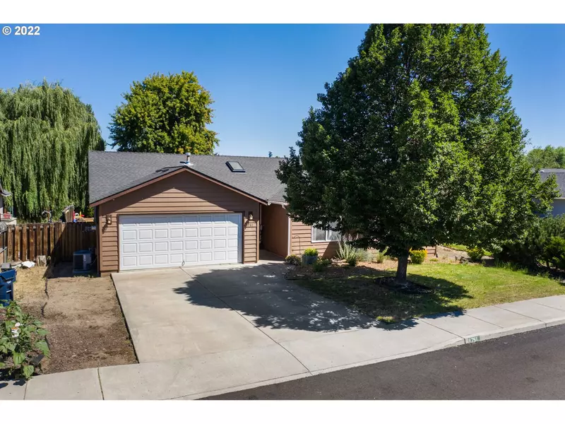 751 NE NICKERNUT PL, Redmond, OR 97756