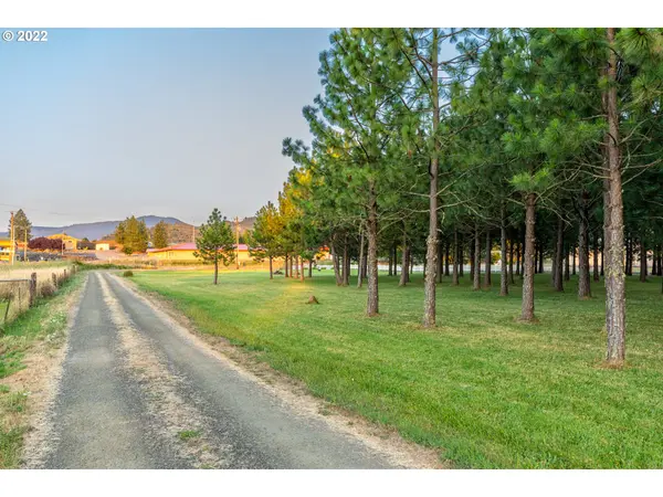 18484 DIXONVILLE RD, Roseburg, OR 97470