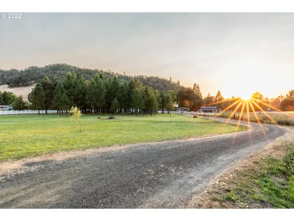 18484 DIXONVILLE RD, Roseburg, OR 97470