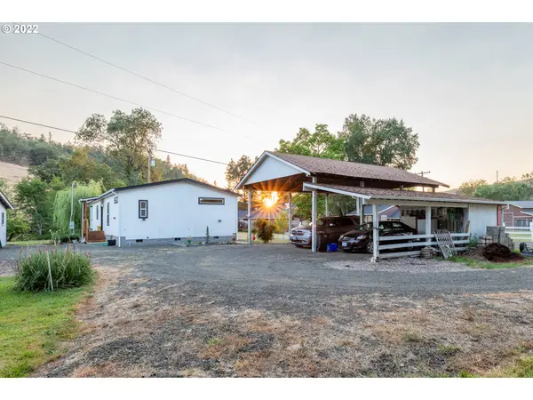 18484 DIXONVILLE RD, Roseburg, OR 97470