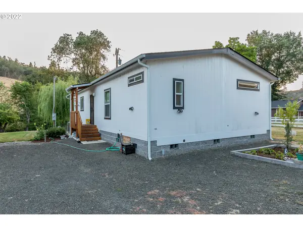 18484 DIXONVILLE RD, Roseburg, OR 97470