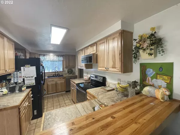 Junction City, OR 97448,955 OAK ST