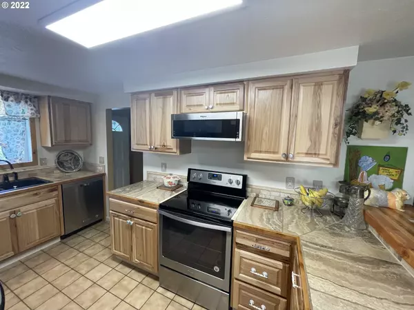 Junction City, OR 97448,955 OAK ST