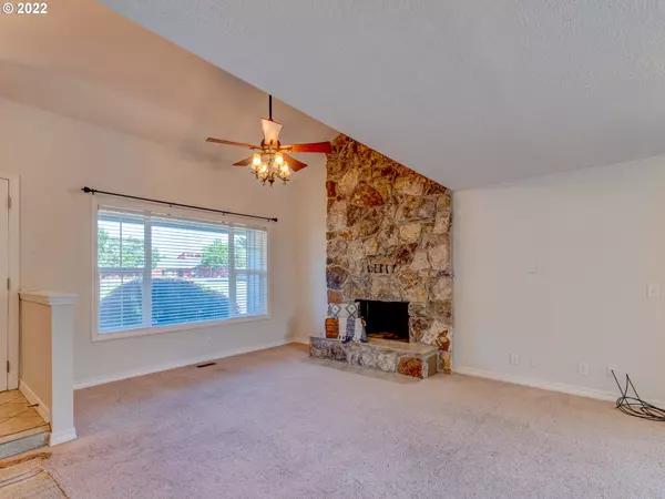 Cottage Grove, OR 97424,652 S R ST