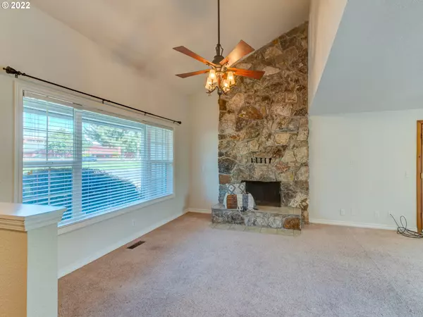 Cottage Grove, OR 97424,652 S R ST