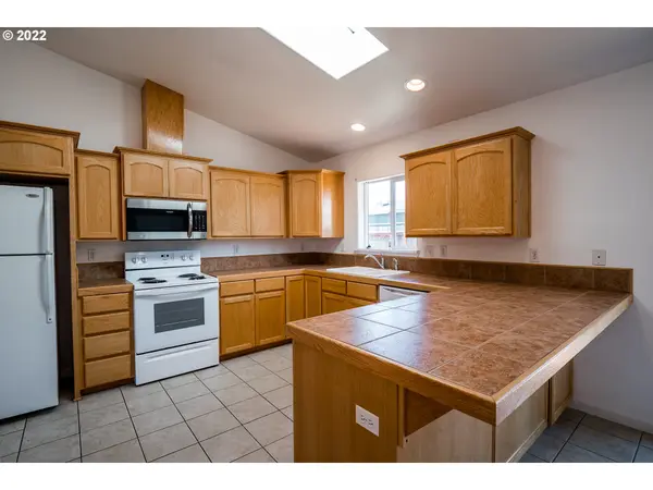 2031 DAKOTA, Eugene, OR 97402