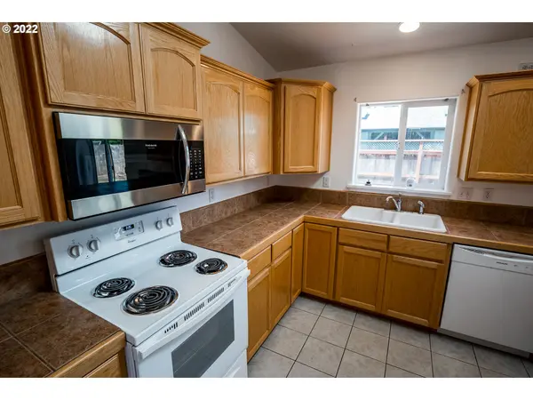 2031 DAKOTA, Eugene, OR 97402