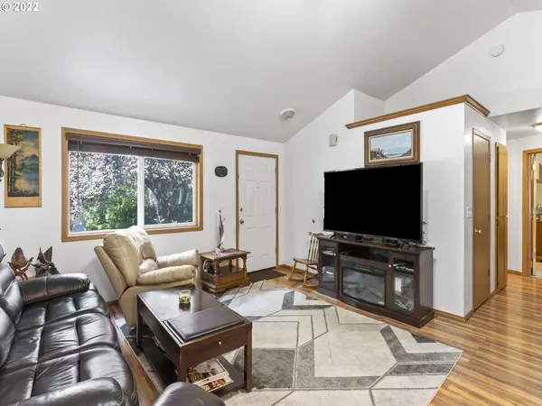 88083 7TH ST, Veneta, OR 97487