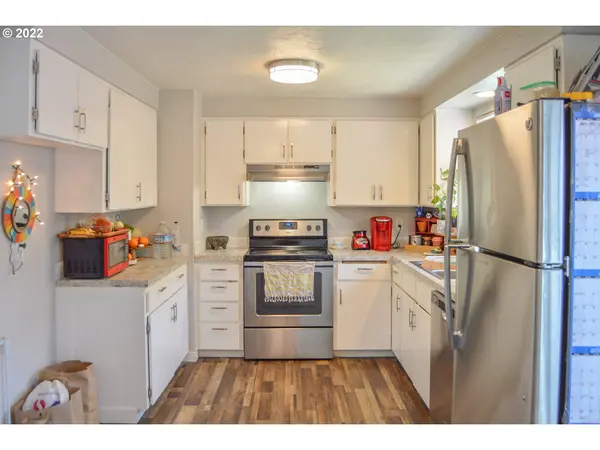 1948 W 9TH PL, Eugene, OR 97402