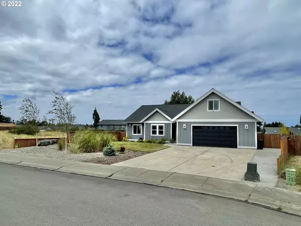 2020 ROOSEVELT LOOP, North Bend, OR 97459