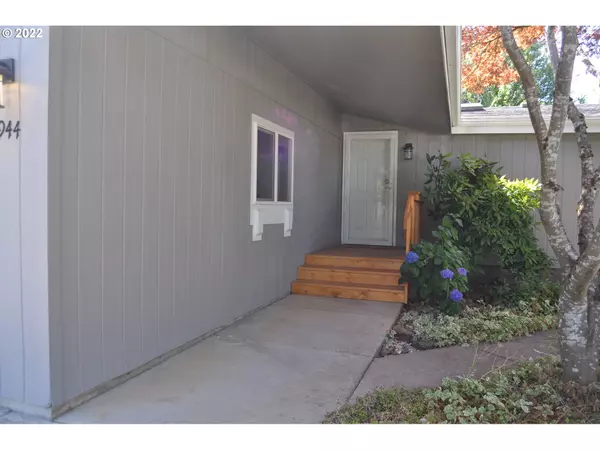 Veneta, OR 97487,87944 APPLEGATE CT