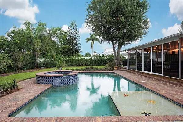 1999 Alamanda DR, Naples, FL 34102