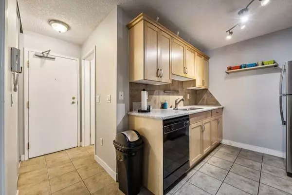 Calgary, AB T2W 5H1,13045 6 ST SW #2112