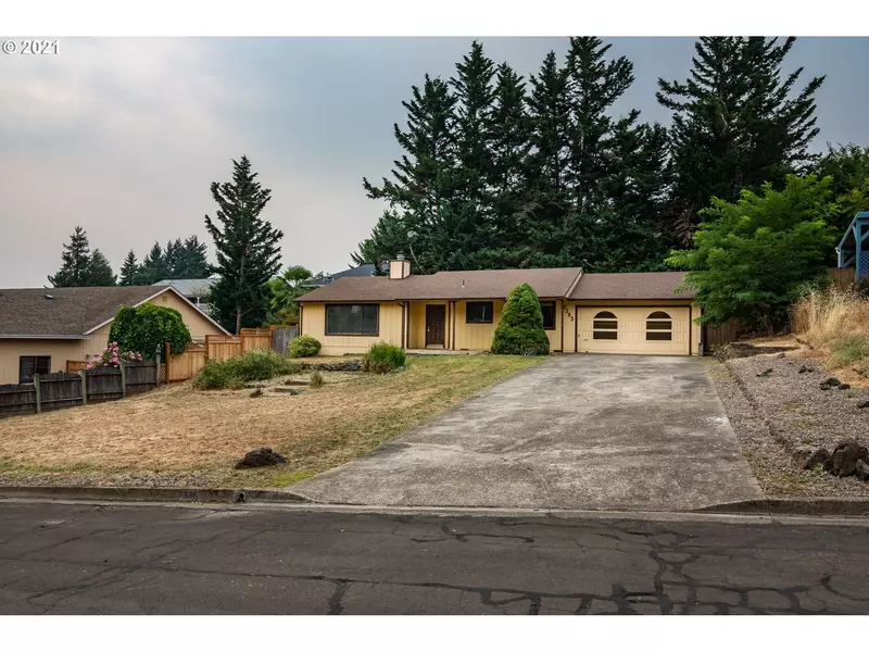 2385 NW ESQUIRE DR, Roseburg, OR 97471