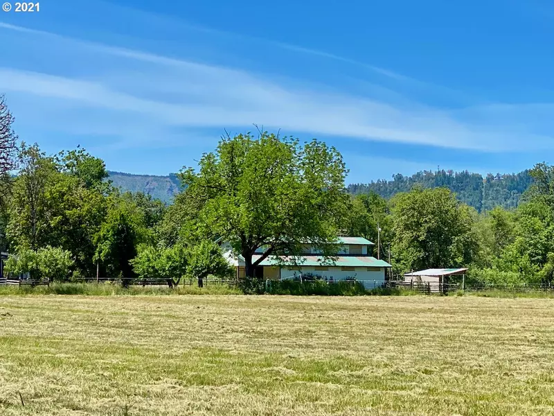 8820 LOOKINGGLASS RD, Roseburg, OR 97471