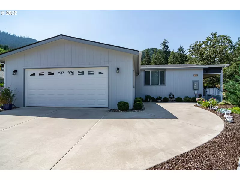 201 LUCKY RIDGE LOOP, Canyonville, OR 97417