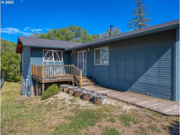 Klamath Falls, OR 97603,1410 HOMEDALE RD