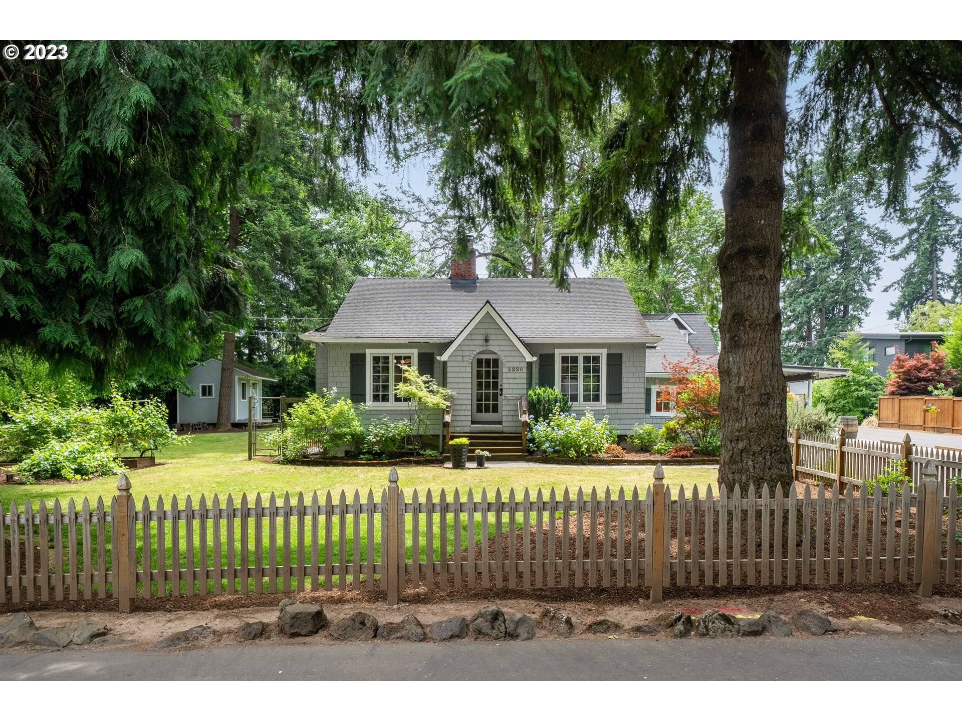 3220 UPPER DR, Lake Oswego, OR 97035