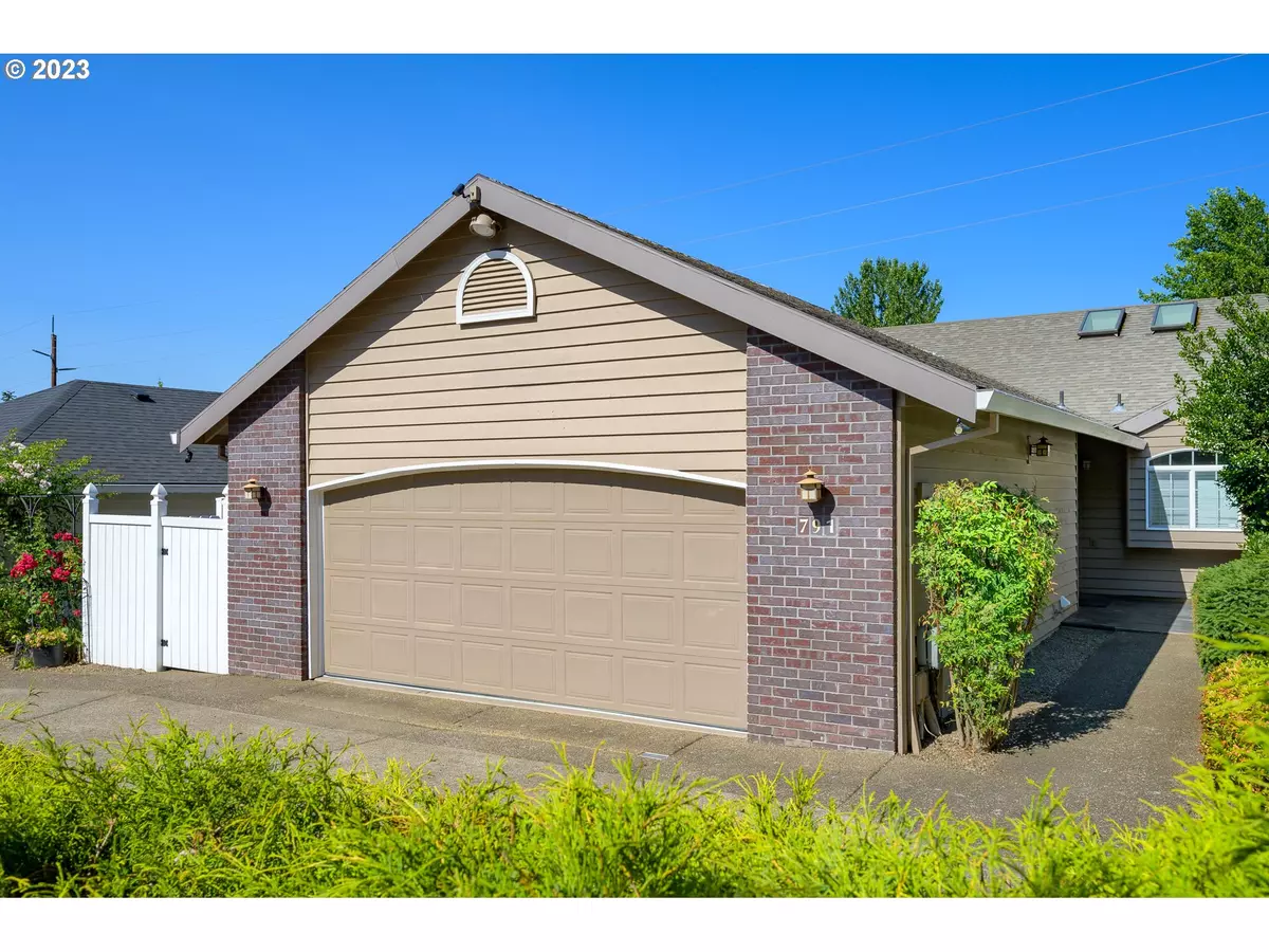 Mc Minnville, OR 97128,791 NW MEADOWS DR