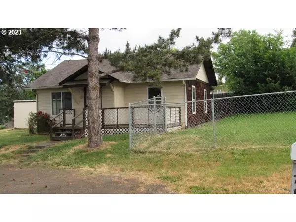 712 MEADOW AVE, Roseburg, OR 97470