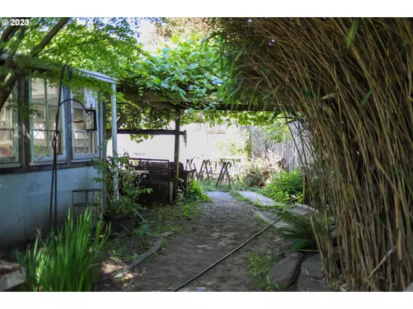 Eugene, OR 97402,1320 ACORN PARK ST