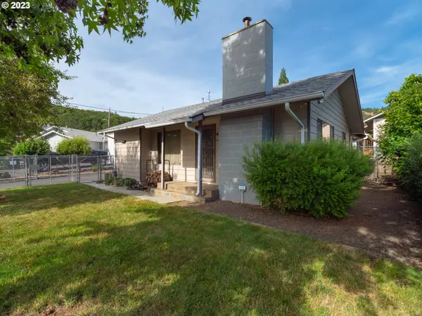 1685 NE TODD ST, Roseburg, OR 97470