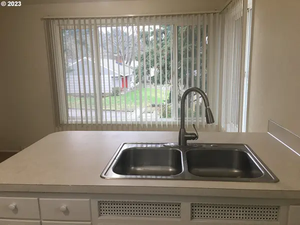 2211 ARTHUR ST, Eugene, OR 97405