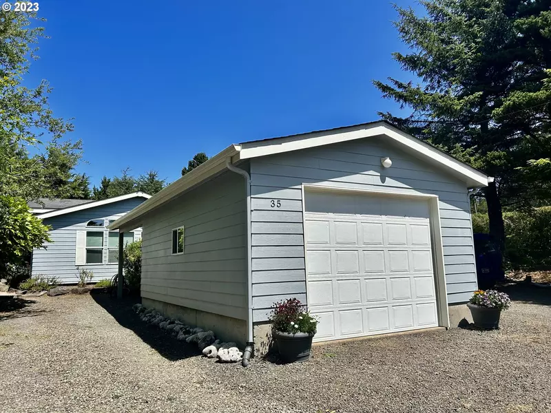 35 BREEZE ST SW, Depoe Bay, OR 97341