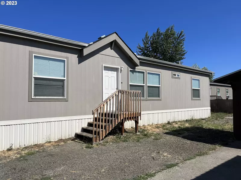 205 BERRY LOOP LN, Roseburg, OR 97471