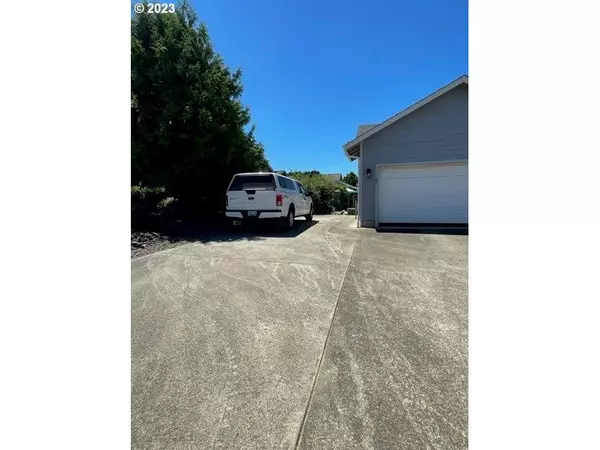 Sutherlin, OR 97479,303 CAMBRIDGE DR