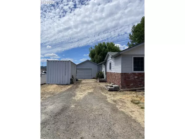 Sutherlin, OR 97479,119 TERRACE LN