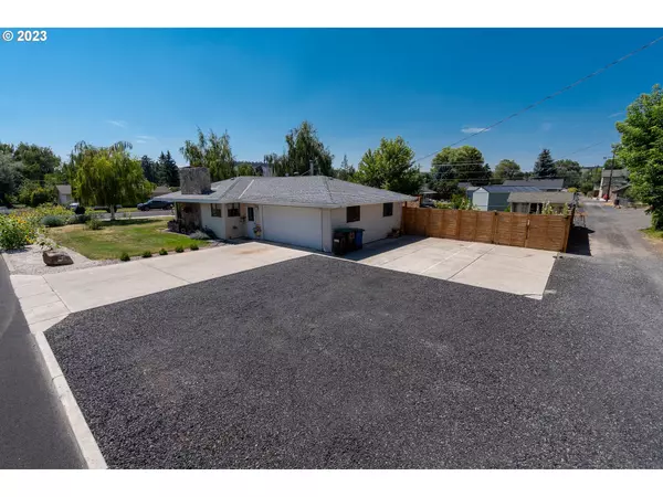 Prineville, OR 97754,697 SE 3RD ST