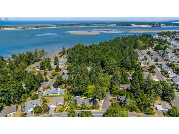 900 SEABREEZE TER, Coos Bay, OR 97420