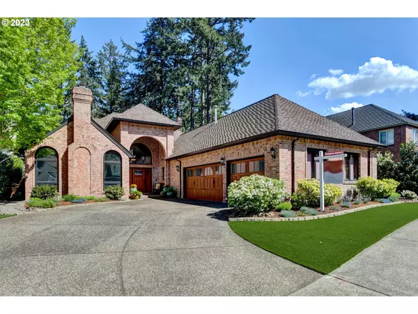 15575 VILLAGE DR, Lake Oswego, OR 97034