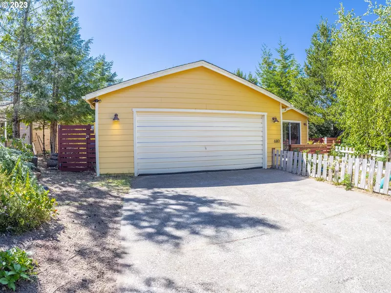 680 SE BIRD AVE, Waldport, OR 97394