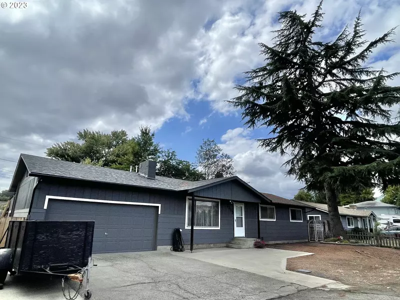 2113 AUSTIN RD, Roseburg, OR 97471