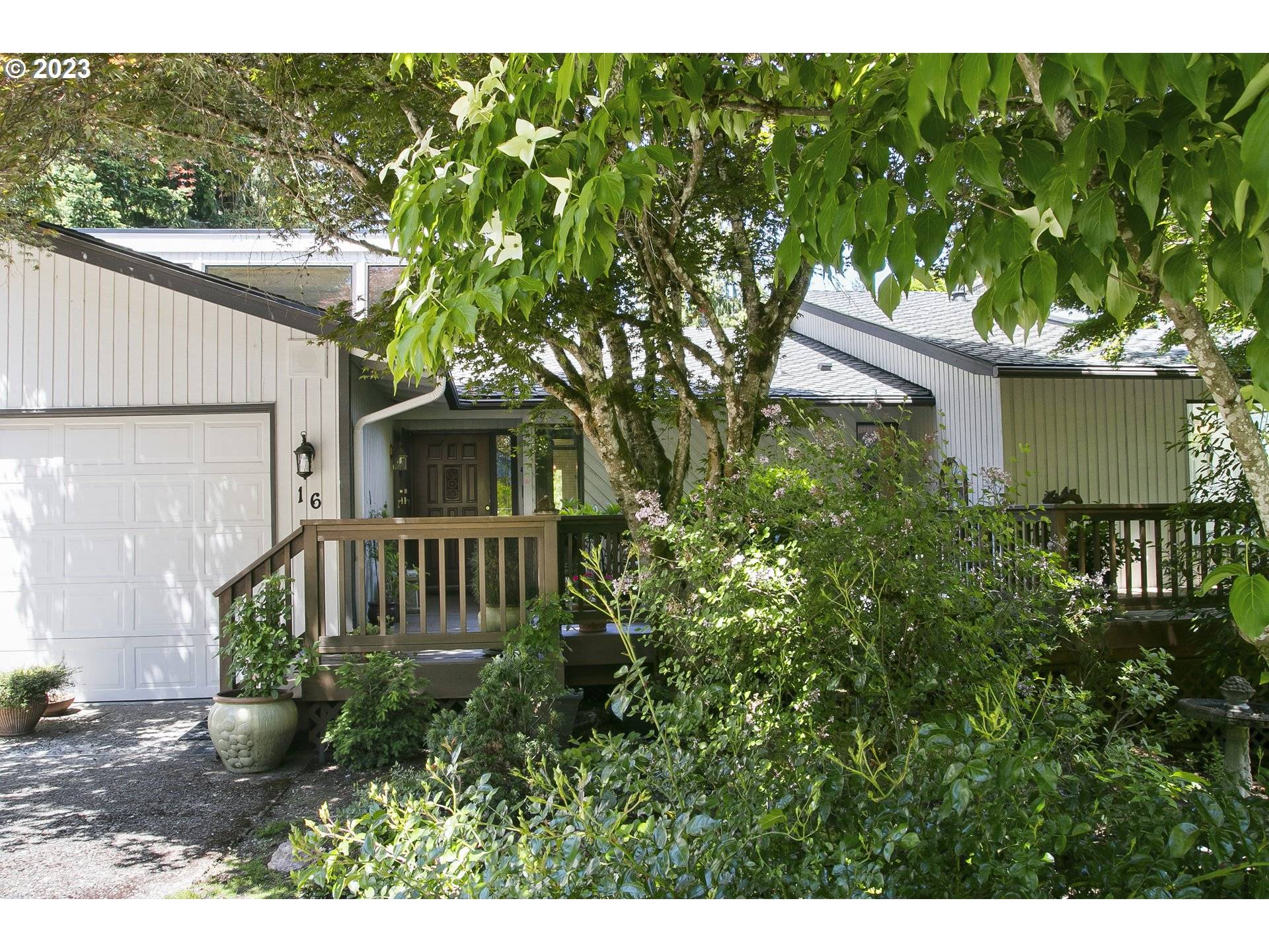 16 WALKING WOODS DR, Lake Oswego, OR 97035