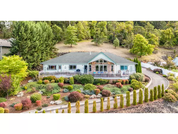 1114 W WINTER RIDGE DR, Roseburg, OR 97471