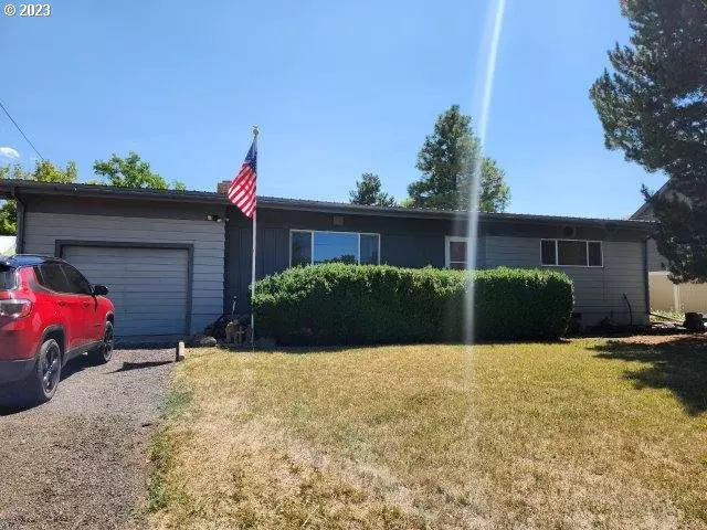 806 H AVE, La Grande, OR 97850