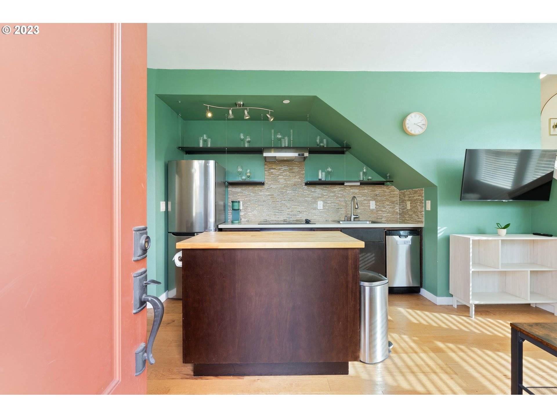 Portland, OR 97206,4329 SE DIVISION ST #B